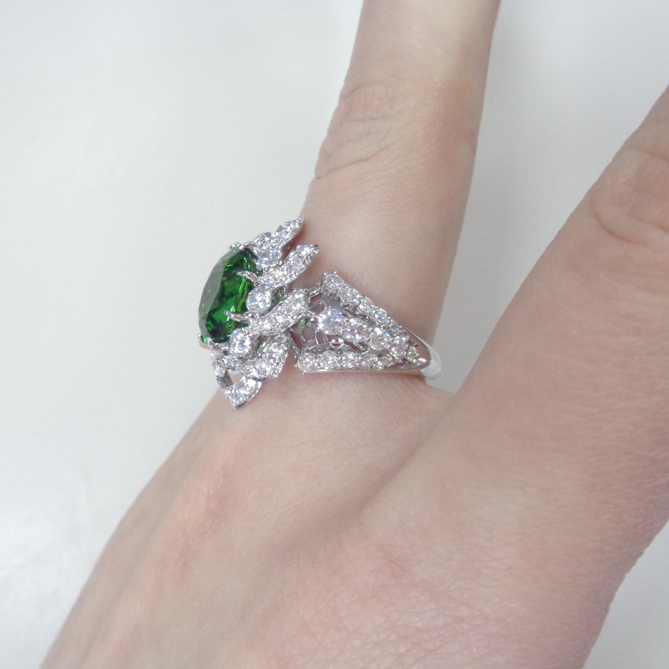 Кольцо из белого золота с хромтурмалином